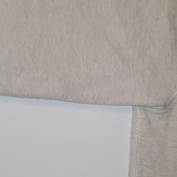 Long sleeve Lululemon top with zippers - Picture 4 of 4